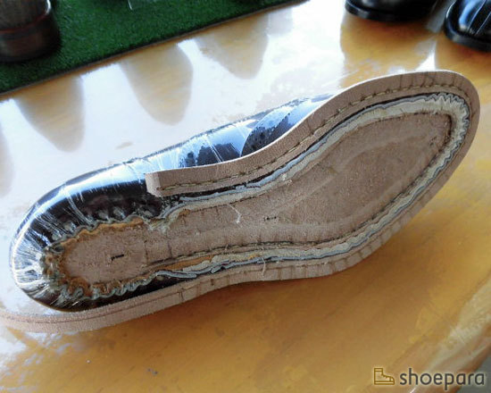 製作中のオーダーシューズ。ハンドソーンウェルト製法でのウェルト取り付け（すくい縫い）中の靴。