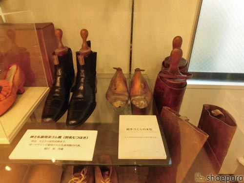 紳士礼装用深ゴム靴と木製の木型／台東区皮革産業資料館