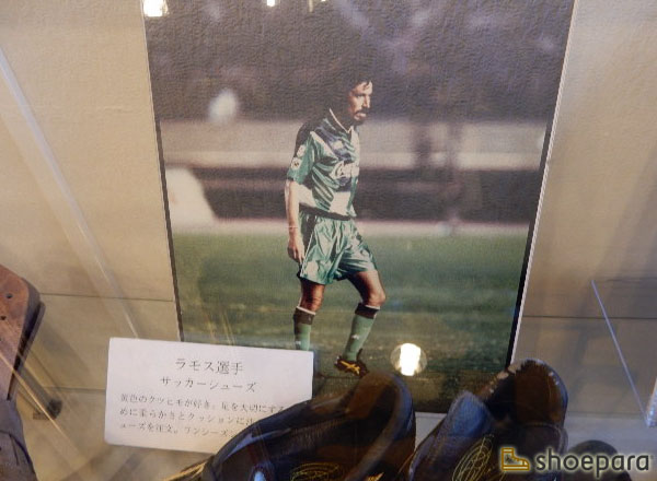 ラモス瑠偉選手のサッカープレー中の写真／皮革産業資料館