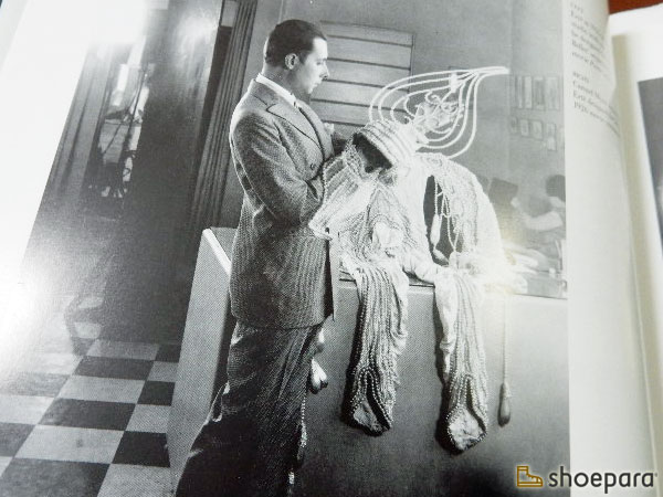 ハリウッドスタジオで自身がデザインした衣裳を手に取るロマン・ド・ティルトフ氏